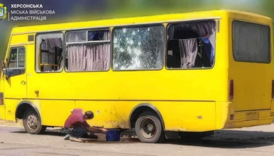 Удар дрона по маршрутці в Херсоні: п’ятеро поранених, серед них підліток