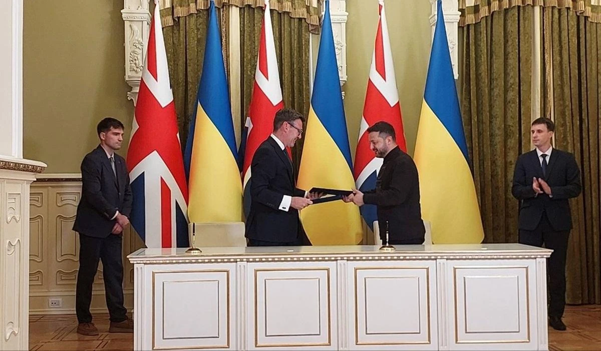 Володимир Зеленський та Енді Бернем підписують документ про партнерство у сфері штучного інтелекту в Києві