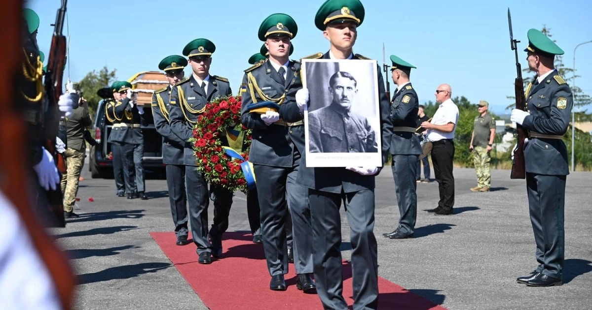 Останки Коновальця з Нідерландів прибули в Україну: хронологія повернення