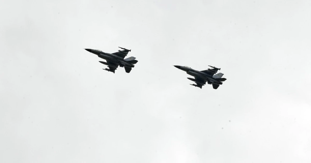 Винищувачі F-16 на тлі неба